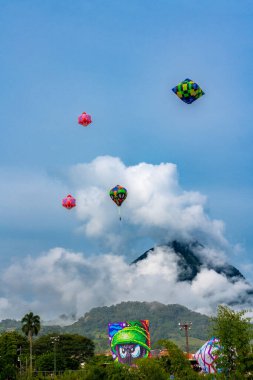Mavi gökyüzü ile balon festivali ve arkada Tusa tepesi - Venedik, Antioquia, Kolombiya.