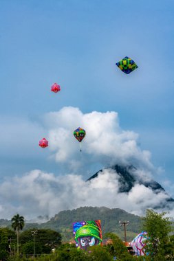 Mavi gökyüzü ile balon festivali ve arkada Tusa tepesi - Venedik, Antioquia, Kolombiya.
