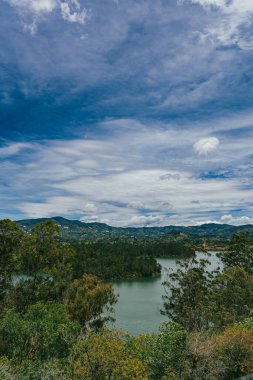Mavi gökyüzü manzarası ve kayanın olduğu baraj manzarası. Guatape, Antioquia, Kolombiya.