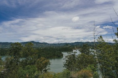 Mavi gökyüzü manzarası ve kayanın olduğu baraj manzarası. Guatape, Antioquia, Kolombiya.