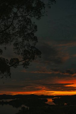 El Penol kayasındaki güzel manzara ve gün batımı. Guatape, Antioquia, Kolombiya.