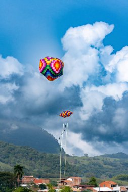 Venedik, Antioquia, Kolombiya. 2 Kasım 2025: Balon festivalinde manzara.