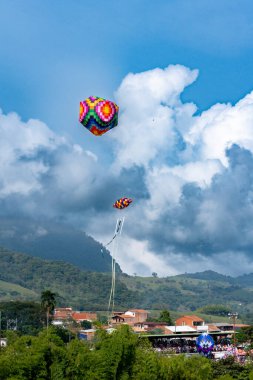 Venedik, Antioquia, Kolombiya. 2 Kasım 2025: Balon festivalinde manzara.