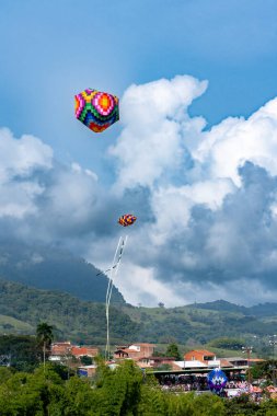 Venedik, Antioquia, Kolombiya. 2 Kasım 2025: Balon festivalinde manzara.