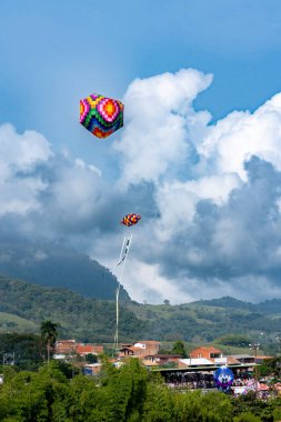 Venedik, Antioquia, Kolombiya. 2 Kasım 2025: Balon festivalinde manzara.