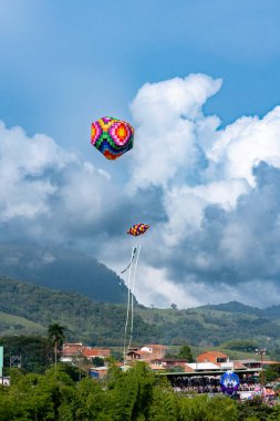 Venedik, Antioquia, Kolombiya. 2 Kasım 2025: Balon festivalinde manzara.