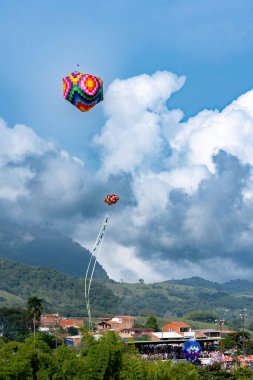 Venedik, Antioquia, Kolombiya. 2 Kasım 2025: Balon festivalinde manzara.