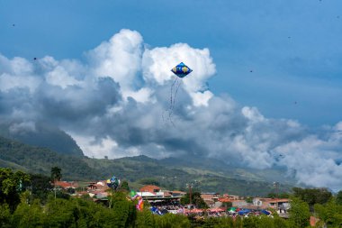Venedik, Antioquia, Kolombiya. 2 Kasım 2025: Balon festivalinde manzara.