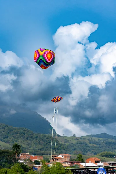 Venedik, Antioquia, Kolombiya. 2 Kasım 2025: Balon festivalinde manzara.