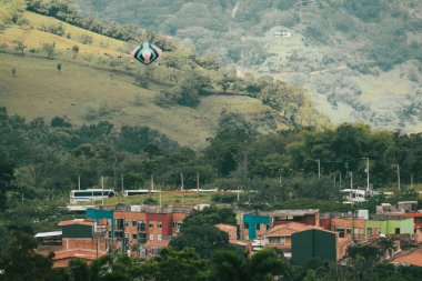 Venedik, Antioquia, Kolombiya. 25 Kasım 2025: St. Joseph Kilisesi ve balon festivali.