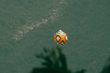 Mavi gökyüzü ile balon festivali ve arkada Tusa tepesi - Venedik, Antioquia, Kolombiya.