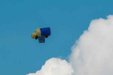 Mavi gökyüzü ile balon festivali ve arkada Tusa tepesi - Venedik, Antioquia, Kolombiya.