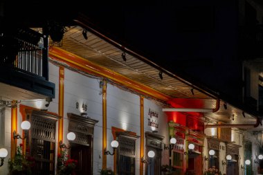 Jardin, Antioquia, Kolombiya. 26 Ekim 2025: Güzel koloni mimarisi ve renkli bahçe.