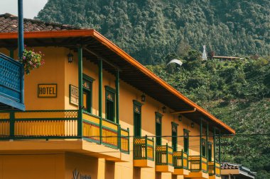 Jardin, Antioquia, Kolombiya. 26 Ekim 2025: Güzel koloni mimarisi ve renkli bahçe.