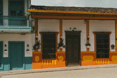 Jardin, Antioquia, Kolombiya. 26 Ekim 2025: Güzel koloni mimarisi ve renkli bahçe.