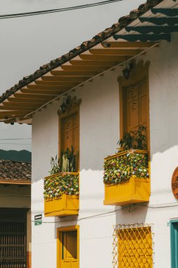 Jardin, Antioquia, Kolombiya. 26 Ekim 2025: Güzel koloni mimarisi ve renkli bahçe.