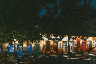 Jardin, Antioquia, Kolombiya. 26 Ekim 2025: Güzel koloni mimarisi ve renkli bahçe.