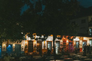 Jardin, Antioquia, Kolombiya. 26 Ekim 2025: Güzel koloni mimarisi ve renkli bahçe.