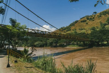 Cauca Nehri ve Jose Maria Escobar Köprüsü manzaralı. Bolombolo, Antioquia, Kolombiya.