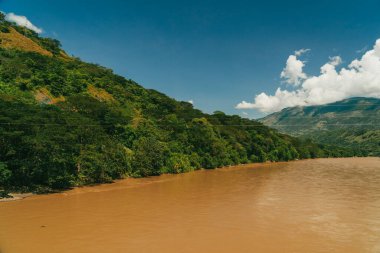 Cauca Nehri ve Jose Maria Escobar Köprüsü manzaralı. Bolombolo, Antioquia, Kolombiya.