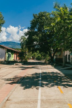 Bolombolo, Antioquia, Kolombiya. 5 Aralık 2025: Renkli Koloni Köy Mimarisi.