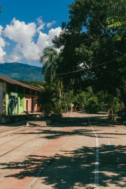 Bolombolo, Antioquia, Kolombiya. 5 Aralık 2025: Renkli Koloni Köy Mimarisi.