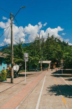 Bolombolo, Antioquia, Kolombiya. 5 Aralık 2025: Renkli Koloni Köy Mimarisi.