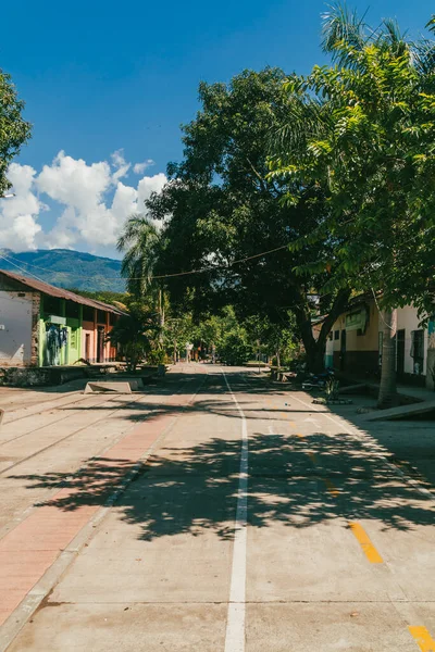 Bolombolo, Antioquia, Kolombiya. 5 Aralık 2025: Renkli Koloni Köy Mimarisi.