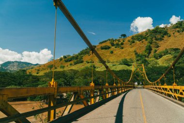 Bolombolo, Antioquia, Kolombiya. 8 Aralık 2025: Cauca Nehri üzerindeki Jose Maria Escobar Köprüsü.