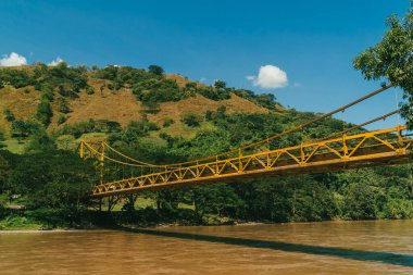 Bolombolo, Antioquia, Kolombiya. 8 Aralık 2025: Cauca Nehri üzerindeki Jose Maria Escobar Köprüsü.