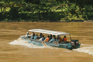 Bolombolo, Antioquia, Kolombiya. 8 Aralık 2025: Cauca Nehri 'ndeki bir teknede insan temsilciliği.