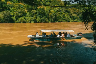 Bolombolo, Antioquia, Kolombiya. 8 Aralık 2025: Cauca Nehri 'ndeki bir teknede insan temsilciliği.