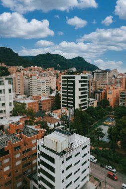Bogota, Kolombiya. 27 Kasım 2025: Bogota şehrinin binaları ve cepheleriyle panoramik manzarası.