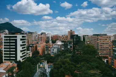 Bogota, Kolombiya. 27 Kasım 2025: Bogota şehrinin binaları ve cepheleriyle panoramik manzarası.