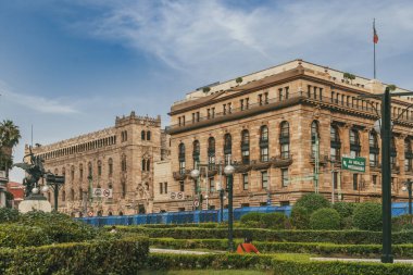 Meksika, Mexico City. 14 Kasım 2025: Meksika Bankası ve tarihi merkezdeki posta sarayı.