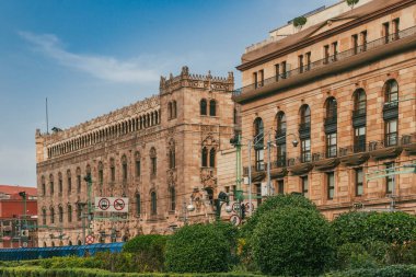 Meksika, Mexico City. 14 Kasım 2025: Meksika Bankası ve tarihi merkezdeki posta sarayı.