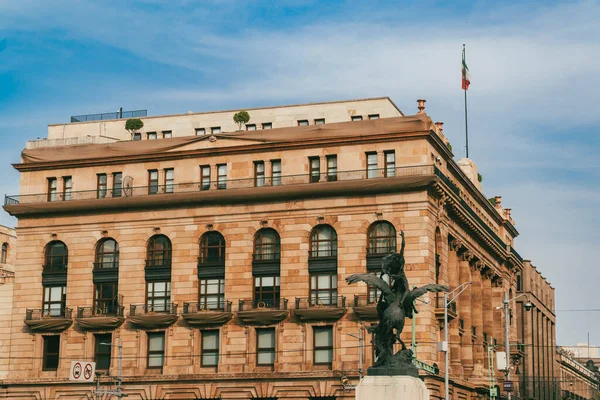 Meksika, Mexico City. 14 Kasım 2025: Meksika Bankası ve tarihi merkezdeki posta sarayı.