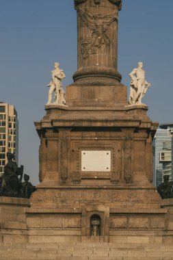 Meksika, Mexico City, DF. 14 Kasım 2025: Bağımsızlık Meleği ve mavi gökyüzünün heykeli.