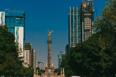 Meksika, Mexico City, DF. 14 Kasım 2025: Bağımsızlık Meleği ve mavi gökyüzünün heykeli.