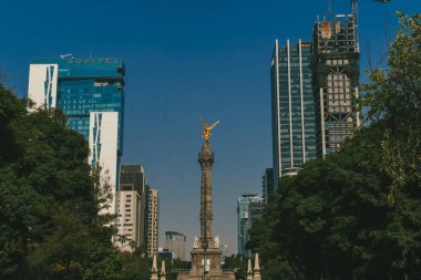 Meksika, Mexico City, DF. 14 Kasım 2025: Bağımsızlık Meleği ve mavi gökyüzünün heykeli.