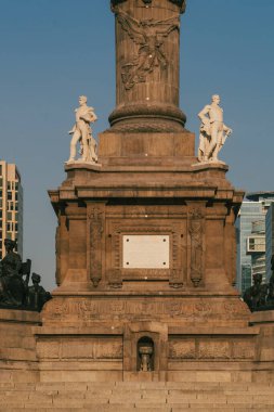 Meksika, Mexico City, DF. 14 Kasım 2025: Bağımsızlık Meleği ve mavi gökyüzünün heykeli.