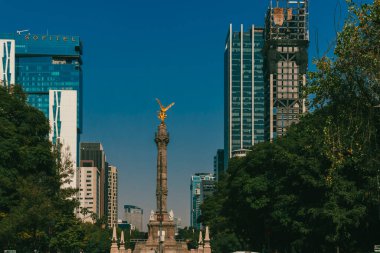 Meksika, Mexico City, DF. 14 Kasım 2025: Bağımsızlık Meleği ve mavi gökyüzünün heykeli.