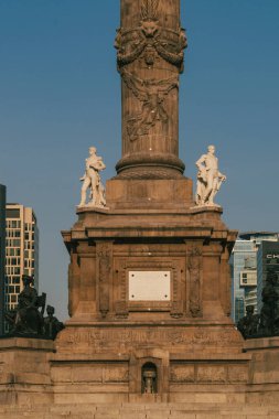 Meksika, Mexico City, DF. 14 Kasım 2025: Bağımsızlık Meleği ve mavi gökyüzünün heykeli.