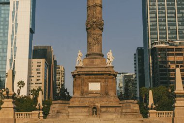 Meksika, Mexico City, DF. 14 Kasım 2025: Bağımsızlık Meleği ve mavi gökyüzünün heykeli.