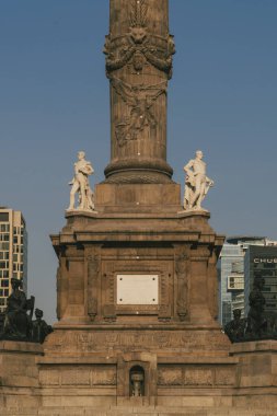 Meksika, Mexico City, DF. 14 Kasım 2025: Bağımsızlık Meleği ve mavi gökyüzünün heykeli.