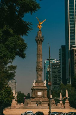 Meksika, Mexico City, DF. 14 Kasım 2025: Bağımsızlık Meleği ve mavi gökyüzünün heykeli.