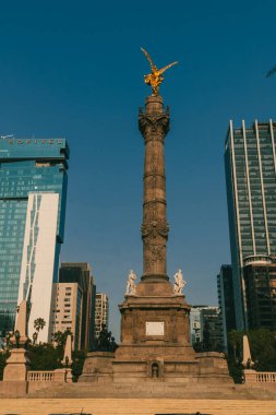 Meksika, Mexico City, DF. 14 Kasım 2025: Bağımsızlık Meleği ve mavi gökyüzünün heykeli.