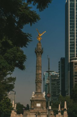 Meksika, Mexico City, DF. 14 Kasım 2025: Bağımsızlık Meleği ve mavi gökyüzünün heykeli.