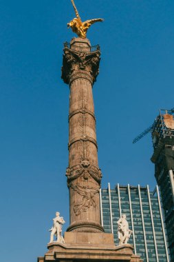 Meksika, Mexico City, DF. 14 Kasım 2025: Bağımsızlık Meleği ve mavi gökyüzünün heykeli.