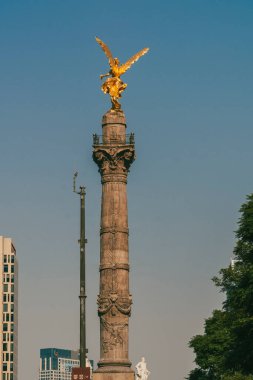 Meksika, Mexico City, DF. 14 Kasım 2025: Bağımsızlık Meleği ve mavi gökyüzünün heykeli.
